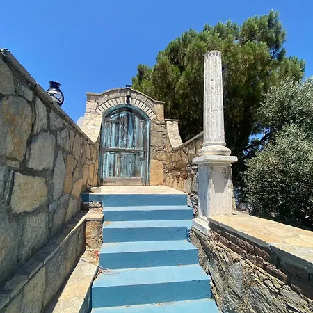 Sea View Getaway 2br Flat Walk To Shorelin Bogazici
