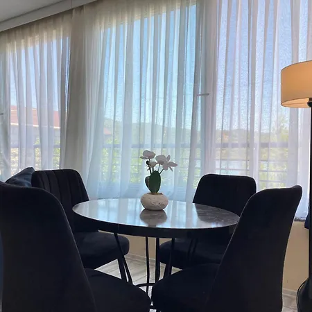 Sea View Getaway 2br Flat Walk To Shorelin *