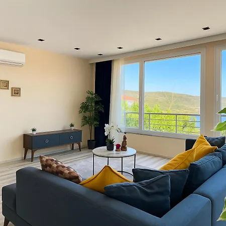 Sea View Getaway 2br Flat Walk To Shorelin Bogazici